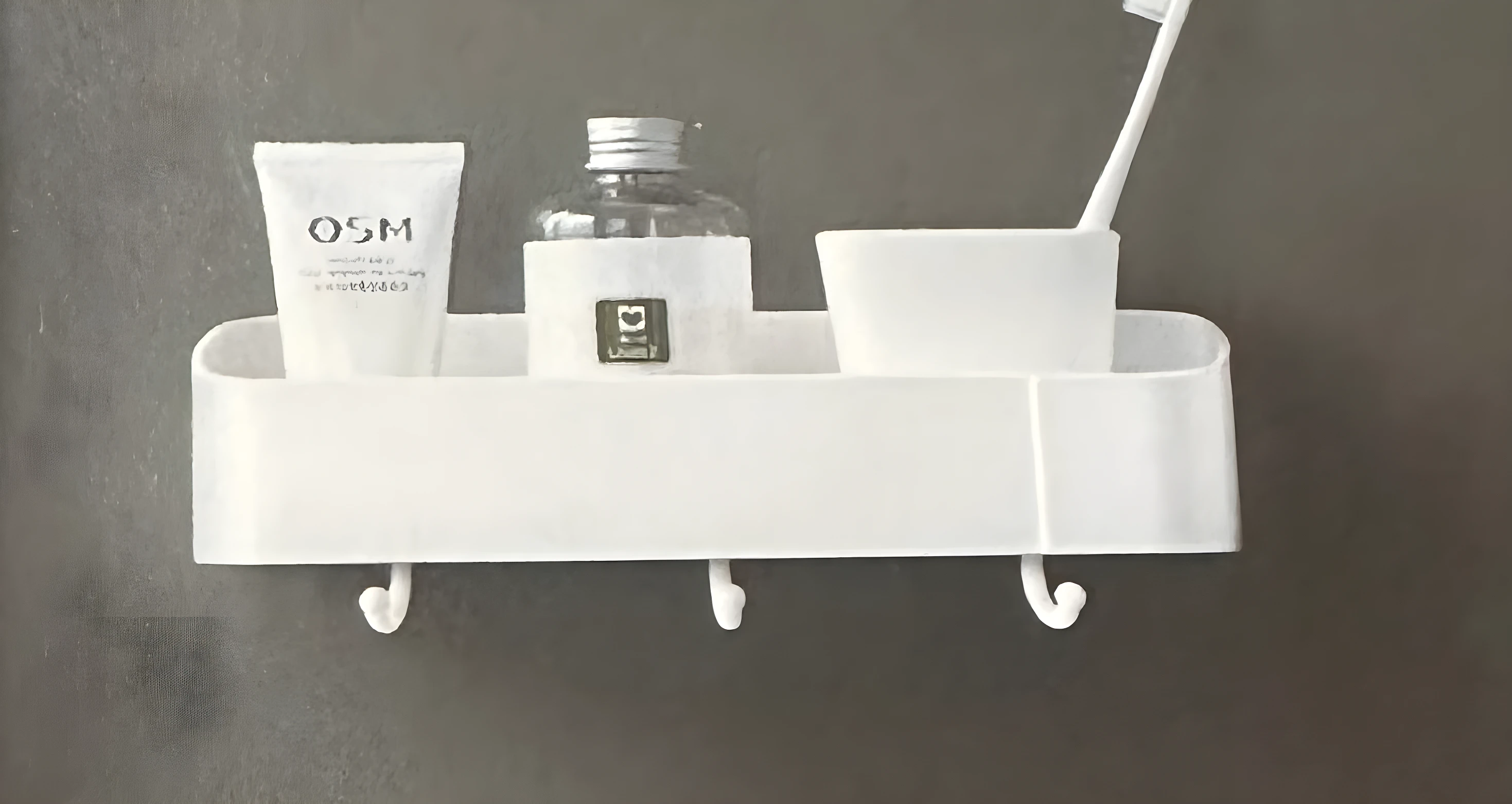 Repisa lineal blanca para baño con jabón líquido, cepillo y vaso, ideal para organizar la ducha.