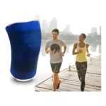 Rodillera deportiva compresión azul intenso junto a pareja corriendo en muelle urbano.