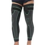 Rodilleras de compresión negras y gris oscuro con líneas de soporte verde neón, largas hasta el muslo, para soporte articular.