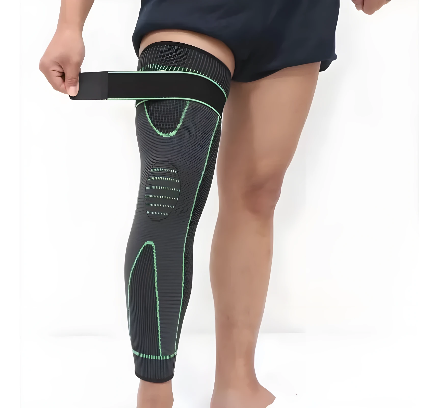 Rodillera compresión extra larga gris y verde ajustándose con banda de sujeción superior en muslo.