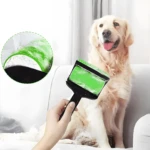 Rodillo quitamotas verde de silicona, ideal para eliminar pelo de mascotas de ropa y muebles.