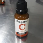 Serum facial Biogotas con Vitamina C, presentación de 30 ml, en frasco ámbar con gotero negro.