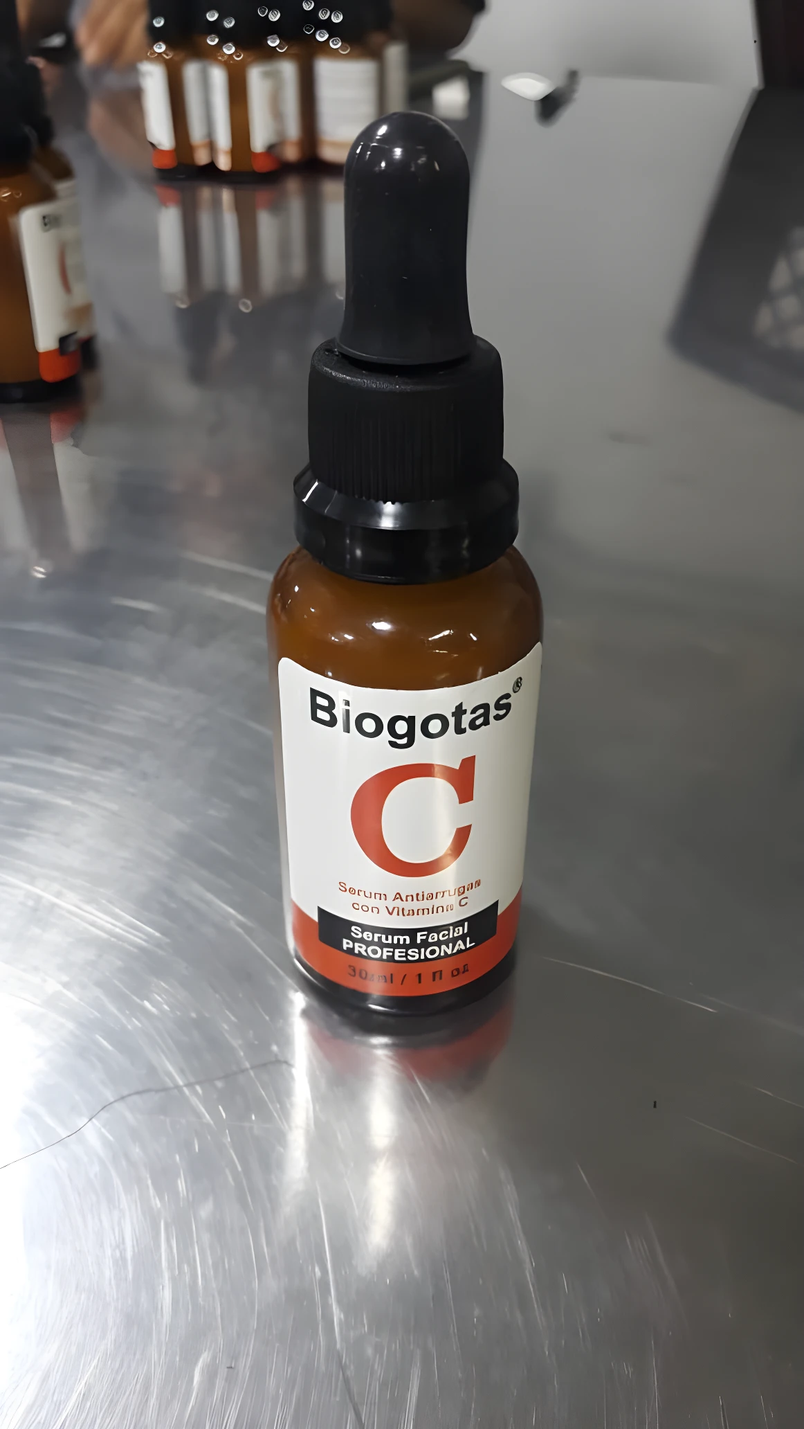 Serum facial Biogotas con Vitamina C, presentación de 30 ml, en frasco ámbar con gotero negro.