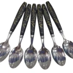 Seis cucharas de servir con mango negro y diseño de relámpagos dorados, cabezas metálicas brillantes.