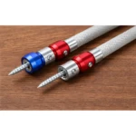 Set 2 porta puntas para taladro, uno azul y otro rojo, con puntas de tornillo metálicas, sobre superficie de madera.