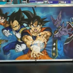 Maletín metálico azul con arte de Dragon Ball Z, Goku, Vegeta, Beerus y Whis.
