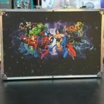 Maleta metálica negra con diseño de superhéroes de cómic, ideal para arte.