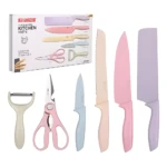 Set de 6 utensilios de cocina pastel: pelador crema, tijeras rosas, cuchillos azul claro, beige, rosa y lavanda, con caja expositora.