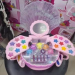 Set de maquillaje infantil Zg018 en estuche concha rosado, con espejo y accesorios de juego.