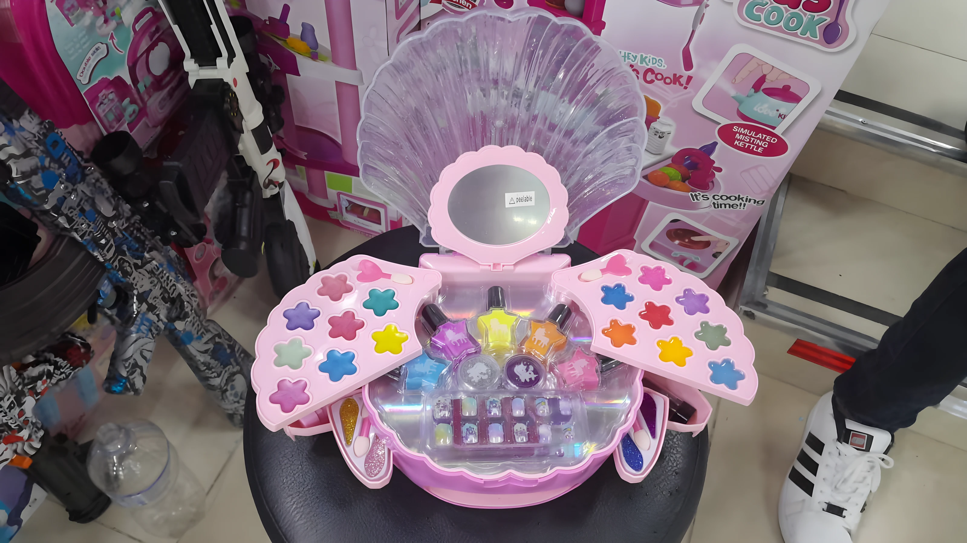 Set de maquillaje infantil Zg018 en estuche concha rosado, con espejo y accesorios de juego.