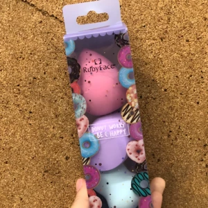 Set de 3 esponjas de maquillaje "RubyFace" en forma de dona, tonos pastel y diseño divertido.