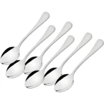 Seis cucharas de servir o postre en acero inoxidable pulido, dispuestas en diagonal sobre fondo blanco.