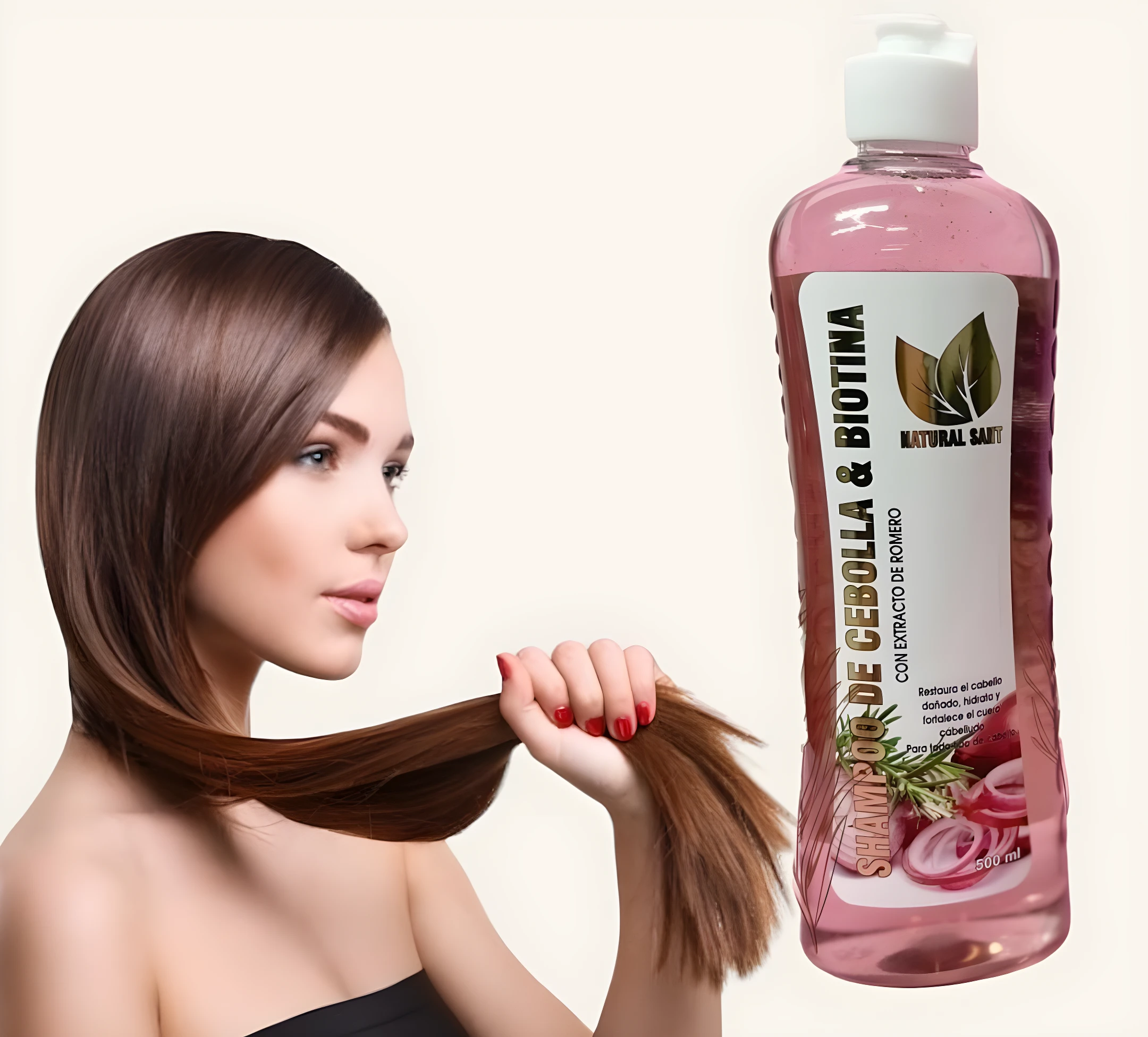 Botella de shampoo rosa con etiqueta que muestra cebolla roja y biotina, junto a mujer de cabello castaño.