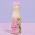 Botella de shampoo Milagros Magia Capilar 400 ml, color crema, con tapa rosada y etiqueta floral.