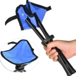 Silla plegable de camping, asiento azul y patas negras, sostenida por una mano. Incluye detalle ampliado del asiento desplegado.