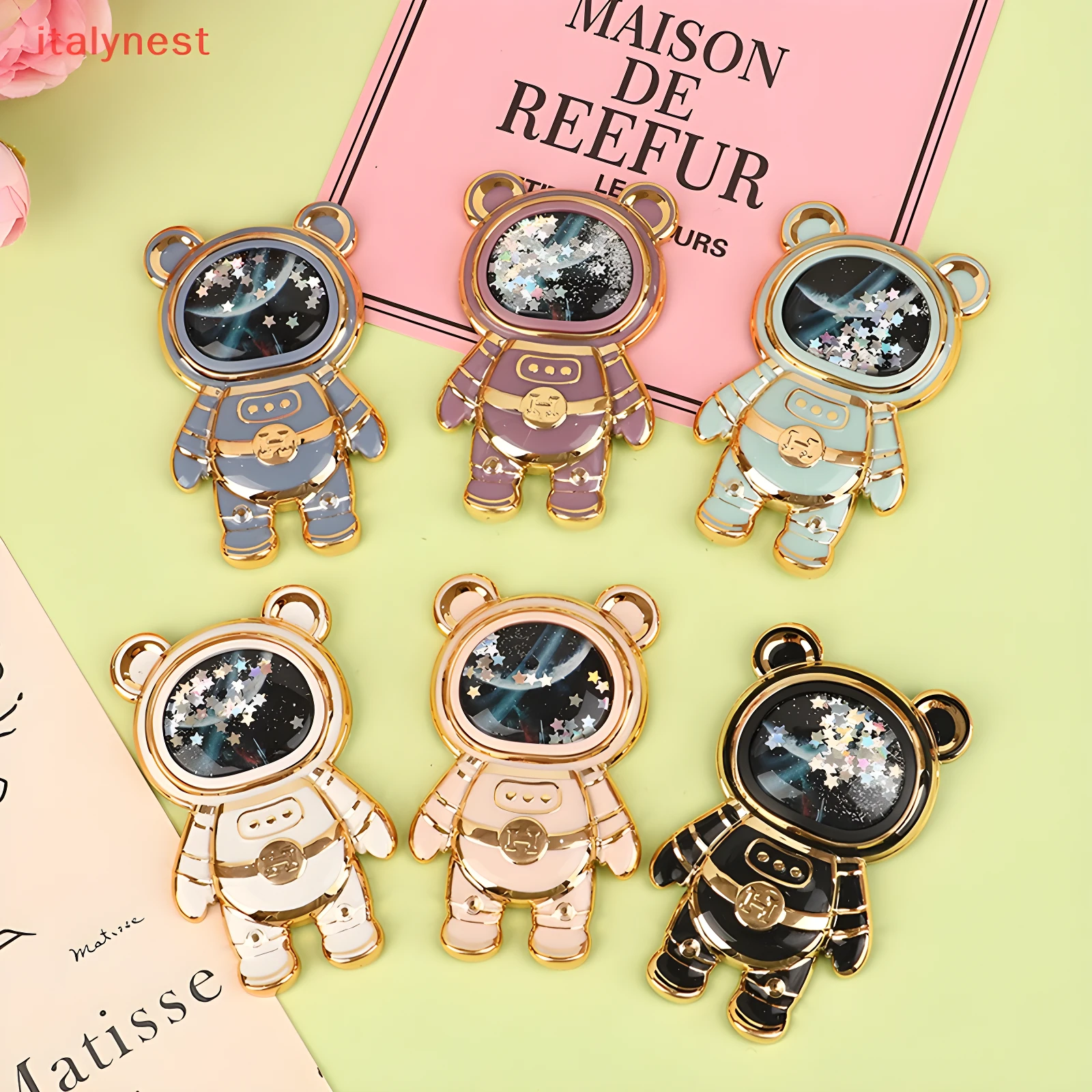 Oso astronauta acrílico con estrellas y acabado dorado, varios colores.