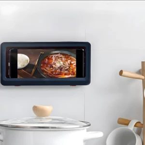 Soporte impermeable para celular adhesivo, negro, con pantalla mostrando plato de comida asiática.