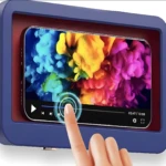 Soporte pared azul para celular con pantalla táctil reproduciendo video, ideal para ducha.