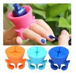 Soporte ergonómico para esmalte en anillo, rosa con botella azul, y tres soportes individuales naranjas, celeste y azul.