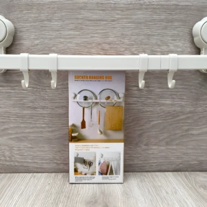 Organizador blanco con ganchos colgantes y ventosas para cocina, ideal para colgar utensilios.