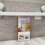 Estante organizador blanco con ventosas para colgar utensilios de cocina, se muestra en empaque.