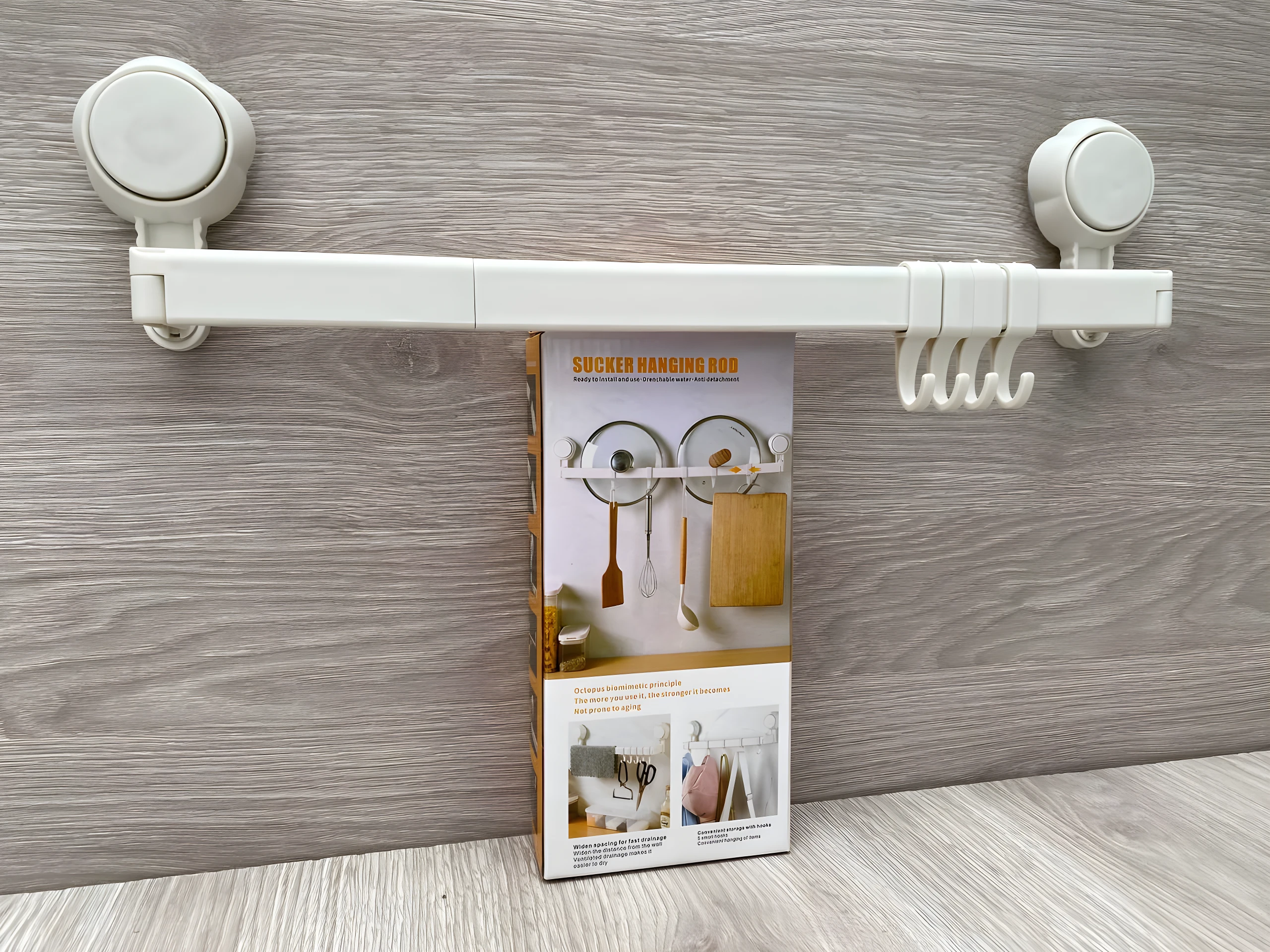 Estante organizador blanco con ventosas para colgar utensilios de cocina, se muestra en empaque.