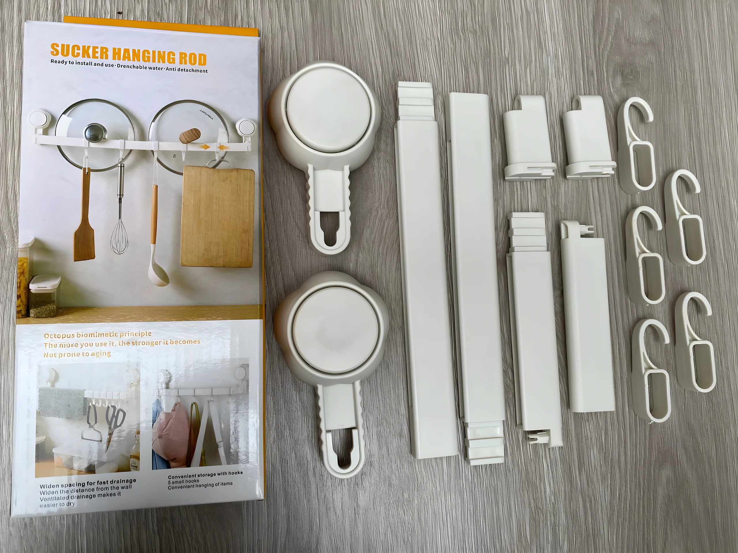 Organizador de cocina blanco con ventosas y ganchos para colgar, ideal para utensilios y tapas.