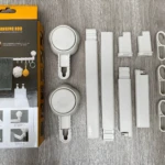 Estante organizador blanco con ventosas, tubos ajustables y ganchos para cocina y baño.