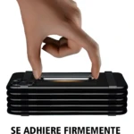 Mano presionando un soporte magnético delgado y negro sobre una pila de teléfonos, indicando adhesión firme.