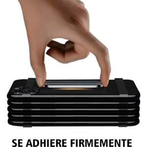 Mano presionando un soporte magnético delgado y negro sobre una pila de teléfonos, indicando adhesión firme.