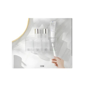 Organizador de baño con vasos transparentes, dispensador de pasta y soporte para cepillos de dientes.