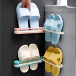Soportes organizadores para sandalias en azul, blanco y amarillo. Ventilan y secan el calzado.