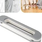 Set x2 soportes adhesivos grises para organizar sandalias o toallas en el baño, maximizando el orden.