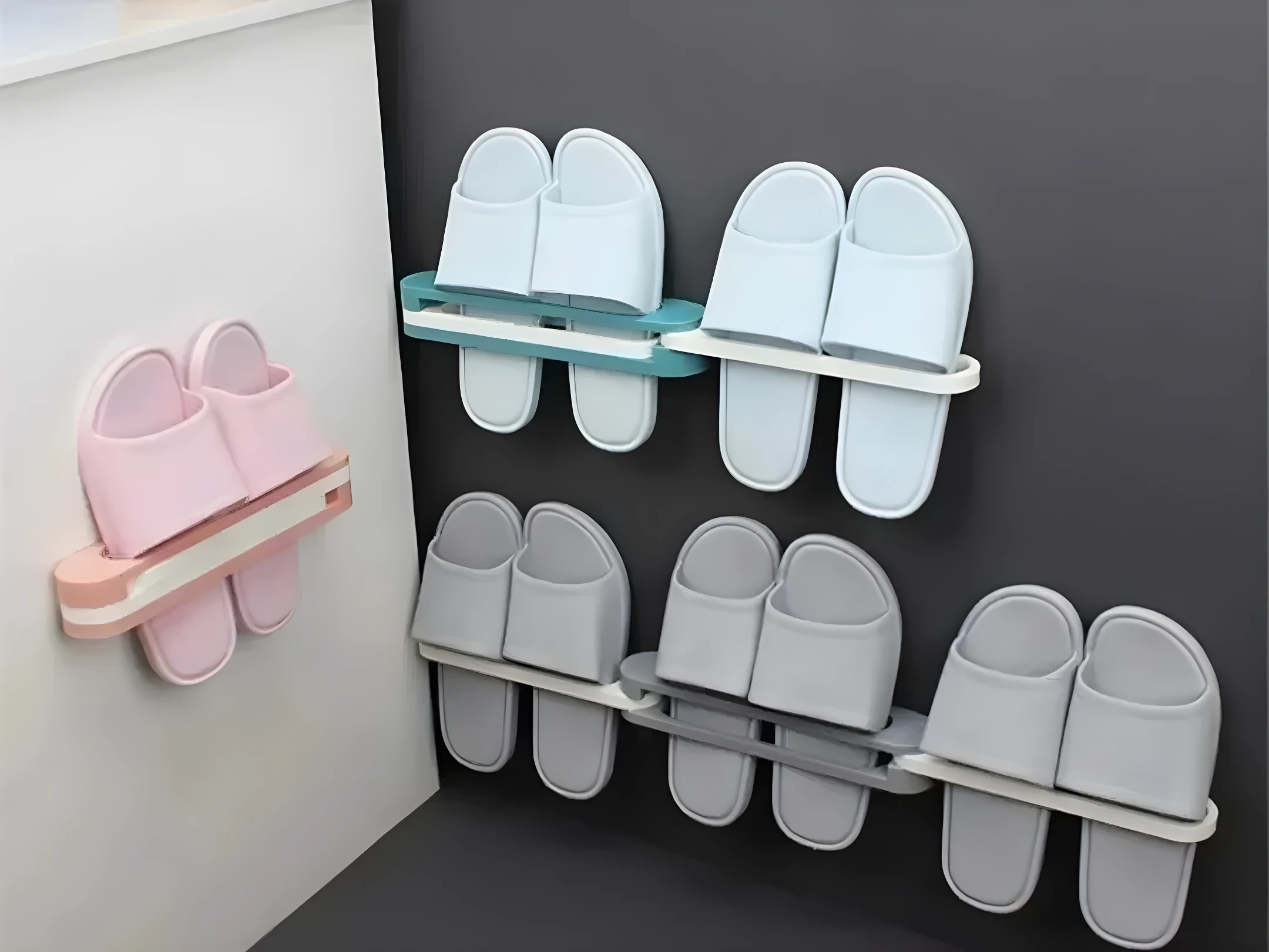 Soportes adhesivos para sandalias, uno rosa y dos con sandalias celestes y grises, para organización en baño.