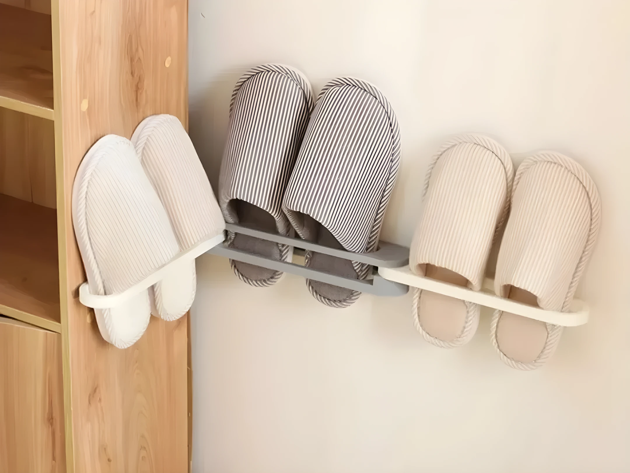 Soporte adhesivo gris para 4 pares de sandalias con franjas blancas y grises.