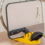 Soporte amarillo para tapas, cucharas y cuchillos, organizador de cocina práctico y moderno.