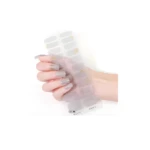 Stickers de uñas en gel gris con diseño de líneas doradas, aplicados en mano.
