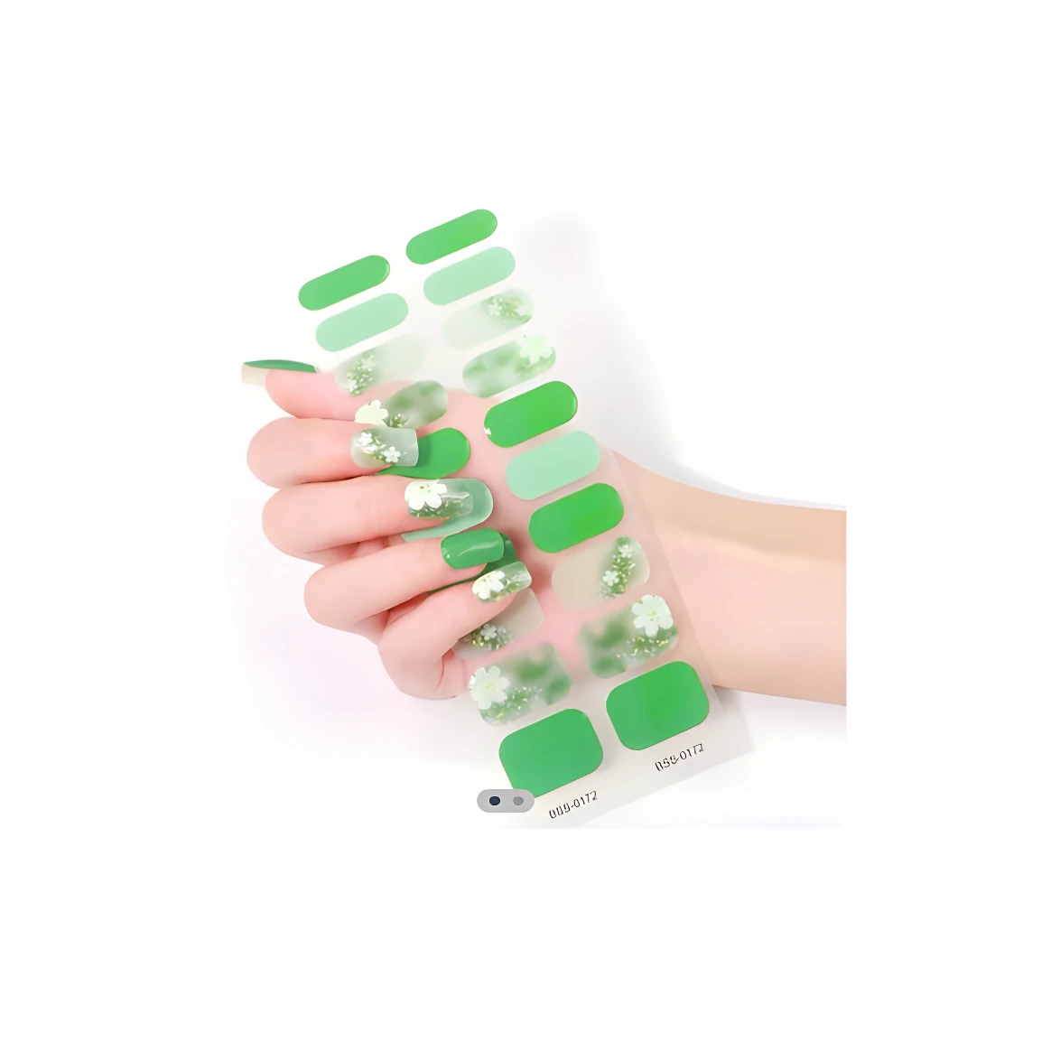 Stickers de uñas en gel verdes con diseño floral aplicados en mano.