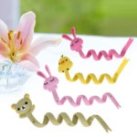 Sujetadores espiral para cables con diseño de oso, patito y conejos en colores beige y rosa.