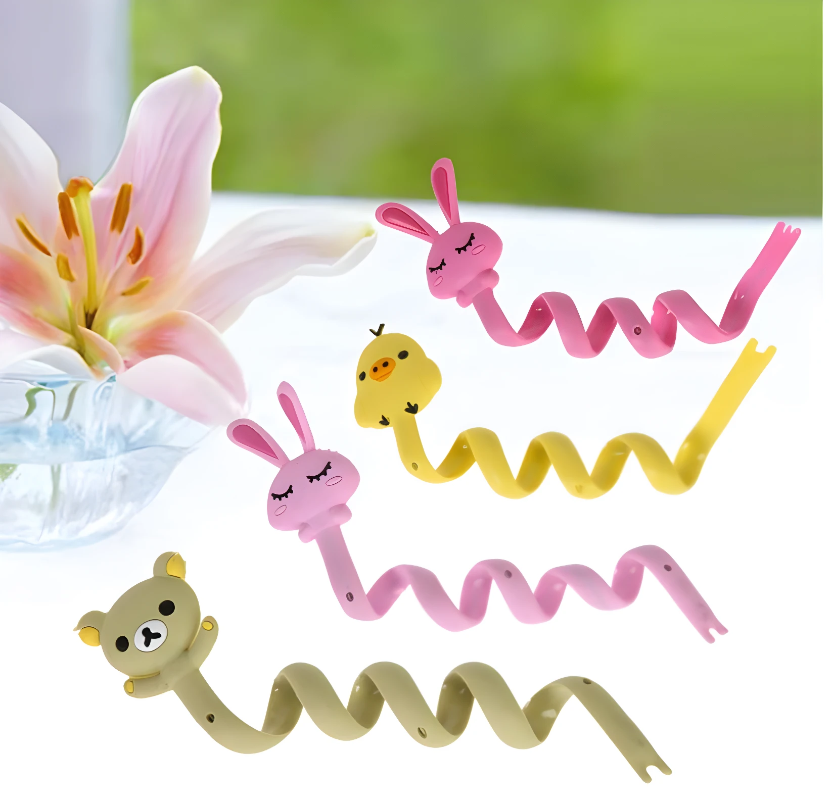Sujetadores espiral para cables con diseño de oso, patito y conejos en colores beige y rosa.