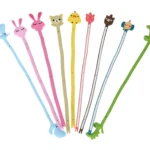 Set de 8 sujetadores espiral para cables en forma de animales de colores, ideales para organizar escritorios.