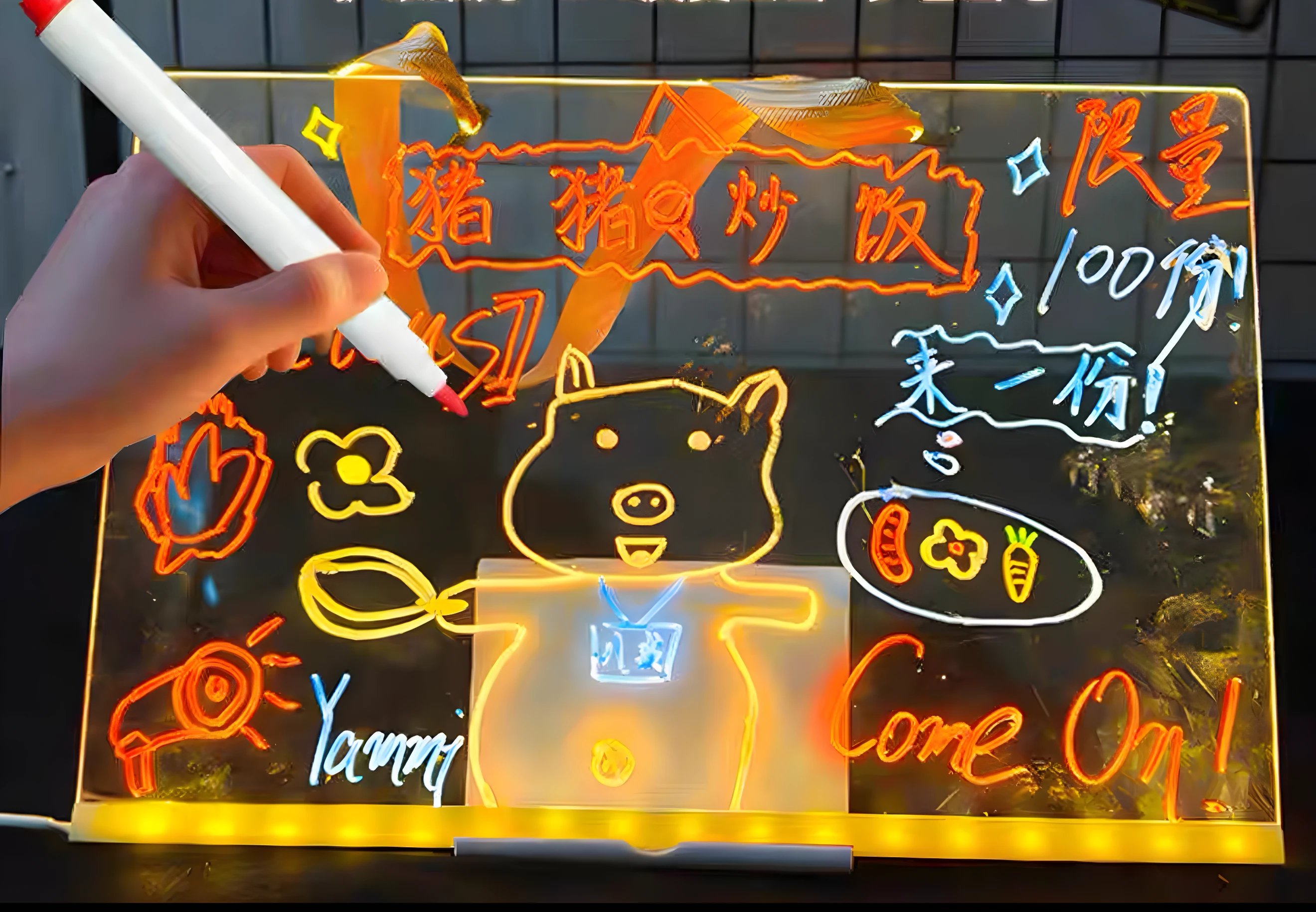 Tablero acrílico LED que muestra un cerdo sonriente, texto "Ven" y ofertas, con marcador, ideal para negocios.