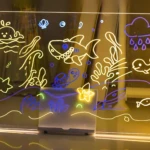 Tablero acrílico LED con dibujos de vida marina y nube iluminados, resalta tus mensajes creativamente.
