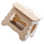 Taburete plegable pequeño portátil, parcialmente abierto, color beige claro y blanco, con asa superior para transporte.