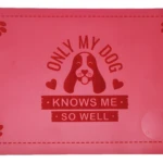 Tapete antideslizante para mascota color fucsia con huellas y frase "Only my dog knows me so well".