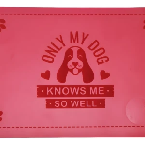 Tapete antideslizante para mascota color fucsia con huellas y frase "Only my dog knows me so well".