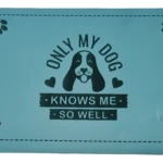 Tapete azul turquesa para mascotas con diseño de perro sonriente y texto "Only my dog knows me so well".