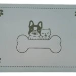 Tapete gris claro para mascotas con diseño de bulldog y gato sonriendo sobre un hueso; borde punteado con huellas.