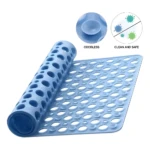 Tapete antideslizante para ducha azul claro de PVC, perforado, parcialmente enrollado, mostrando chupones inferiores y seguridad antibacteriana.
