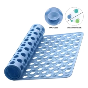 Tapete antideslizante para ducha azul claro de PVC, perforado, parcialmente enrollado, mostrando chupones inferiores y seguridad antibacteriana.